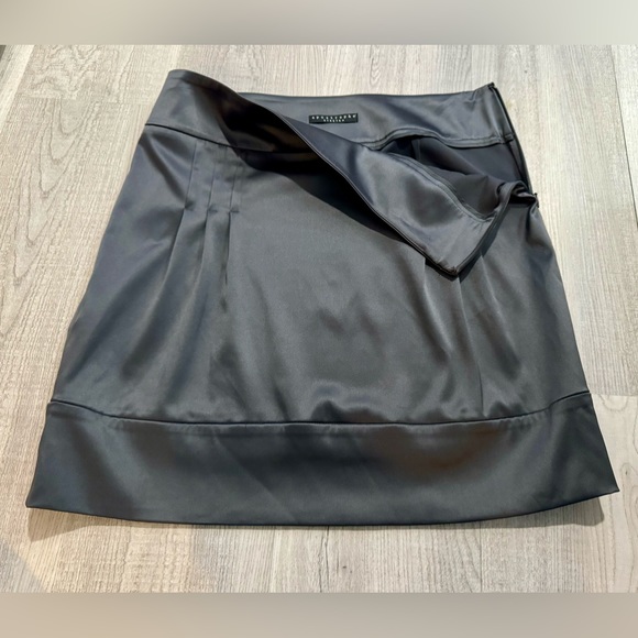 NWOT Apostrophe Gray Pleated Front Stretch Skirt. Size 10. Thick satin look. - Picture 2 of 5